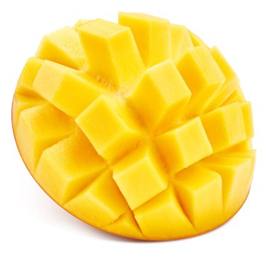 Beyaz arka planda izole edilmiş kesilmiş mango meyvesi. Mango kırpma yolu