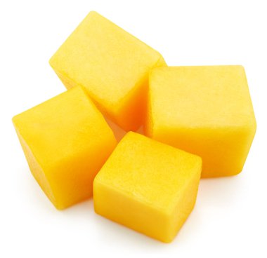 Beyaz arka planda izole edilmiş mango dilimlenmiş meyve. Mango kırpma yolu