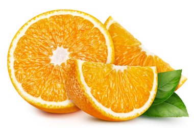Portakal meyvesinin yarısı beyaz arka planda. Yapraklı portakal dilimi. Kesme yolu turuncu