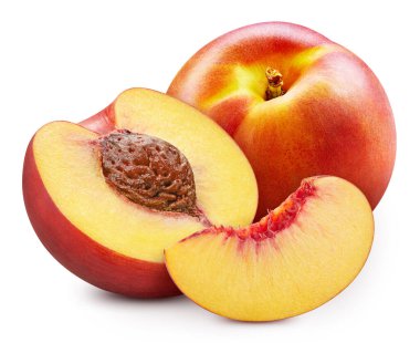 Şeftali. Beyaz arka planda dilimlenmiş şeftali meyvesi. Yol şeftalisi kırpılıyor