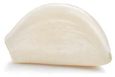 Beyaz arka planda izole edilmiş sarımsak karanfilleri. Organik sağlıklı sarımsak karanfili. Taze sarımsak izole edilmiş kırpma yolu