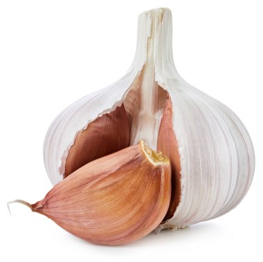 Beyaz arka planda taze sarımsak. Kırpma yolu olan sarımsak