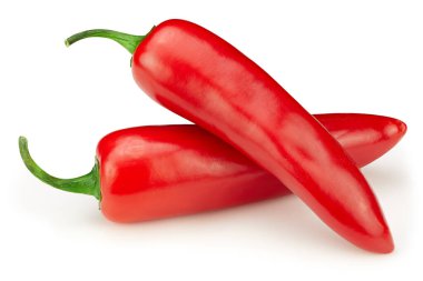 Acı kırmızı biber. Biberler kırmızı biber dolu makro beyaz izole edilmiş gıda malzemesi. Acı kırmızı biberler kırpılıyor.