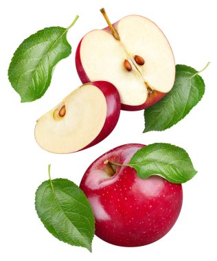 Elma dilimli kırmızı elma ve beyaz arka planda izole edilmiş yapraklar. Yaprak kırpma yolu olan bir elma. Havada uçan elma
