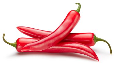 Beyaz arka planda izole edilmiş olgun kırmızı kırmızı biberli sebze. Acı biberli, kırpma yolu olan kırmızı biber kompozisyonu. Chili makro stüdyo fotoğrafı