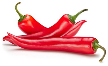 Kesme yolu acı biberleri izole ediyor. Biberler kırmızı biber dolu makro beyaz izole edilmiş gıda malzemesi. Acı biber..