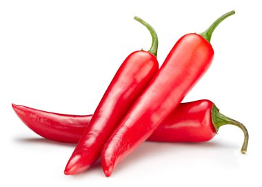 Chili makro stüdyo fotoğrafı. Beyaz arka planda izole edilmiş olgun kırmızı kırmızı biberli sebze. Kesme yolu ile acı biber kompozisyonu.