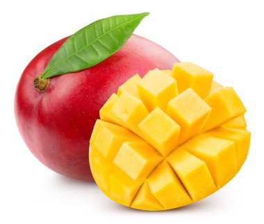 İzole edilmiş mango. Mango meyveleri ve mango yaprakları kesme yolu ile beyaz arka planda izole