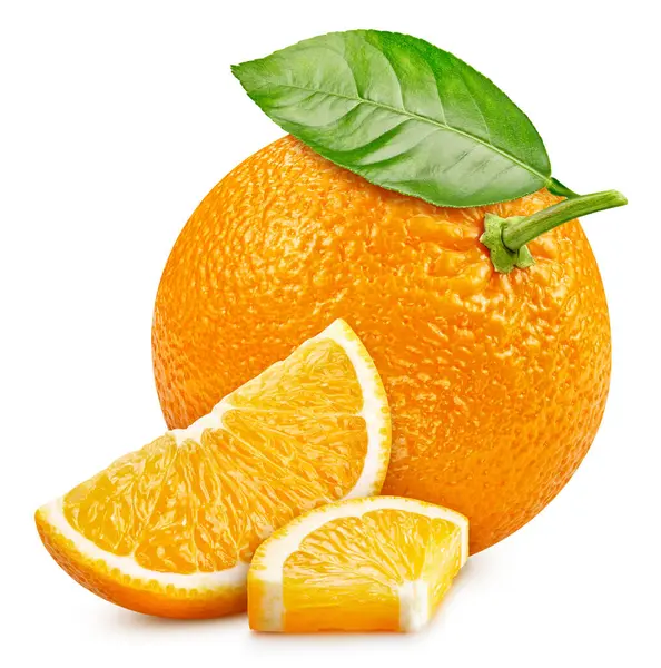 Portakal dilimli portakal meyvesi ve beyaz arka planda izole edilmiş yapraklar. Kırpma yolu ile turuncu