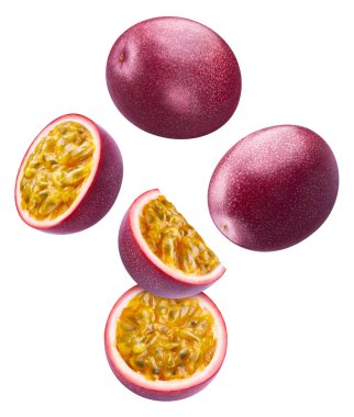 Tutku meyveleri ve yaprakları beyaz bir arka planda izole edilmiş. Yaprak kırpma yolu ile tutku