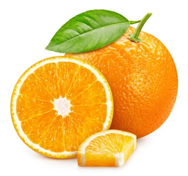Portakal dilimli portakal meyvesi ve beyaz arka planda izole edilmiş yapraklar. Kırpma yolu ile turuncu