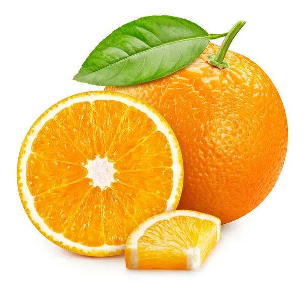 Portakal dilimli portakal meyvesi ve beyaz arka planda izole edilmiş yapraklar. Kırpma yolu ile turuncu
