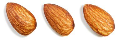 Badem meyveleri. Badem beyaz arka planda izole edilmiş. Kesme yolu.