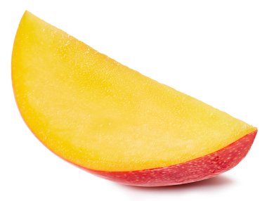 Beyaz arka planda izole edilmiş bir mango dilimi yakın plan. Mango Kırpma Yolu. Mango makro stüdyo fotoğrafı