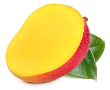 Mango yarısı yapraklı. Beyaz arka planda izole edilmiş taze organik mango. kırpma yolu ile mango