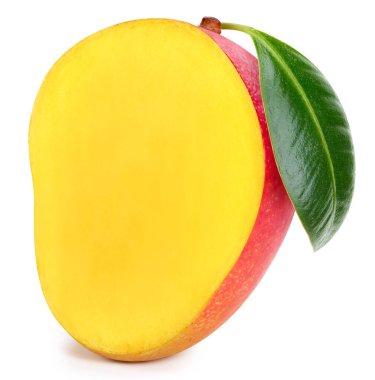 Olgun mango kırpma yolu. Yeşil yapraklı mango meyvesi kesme yolu olan beyaz arka planda izole edilmiş. Mango makro stüdyo fotoğrafı