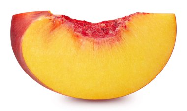 Şeftali meyvesi beyaz arka planda izole edilmiş. Şeftali dilimleme yolu. Görüntü yığını tam derinlikteki alan makro görüntüsü