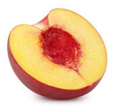 Şeftali meyvesinin yarısı beyaz arka planda yalıtılmış. Şeftali kırpma yolu. Profesyonel stüdyo makro çekimi