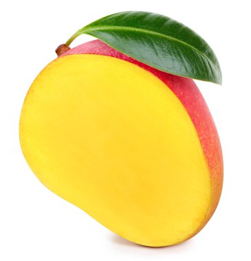 Beyaz arka planda yarı izole edilmiş bir mango. Mango Kırpma Yolu. Mango makro stüdyo fotoğrafı