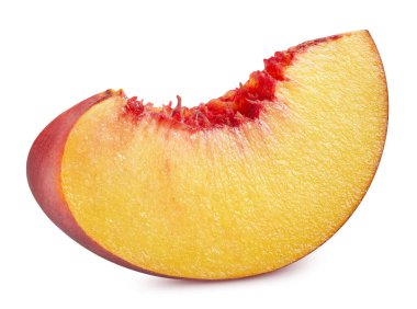 Şeftali kırpma yolu. Şeftali dilimli şeftali meyvesi beyaz arka planda izole edilmiş. Üst Düzey Erişim