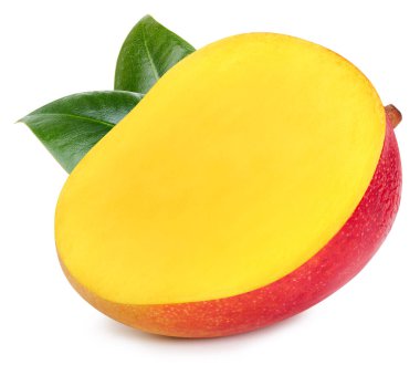 Mango yarısı beyaz arka planda yaprak egzotik bir meyve ile izole. Mango Kırpma Yolu. Tam alan derinliği.