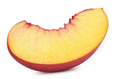 Şeftali kırpma yolu. Şeftali dilimli şeftali meyvesi beyaz arka planda izole edilmiş. Üst Düzey Erişim