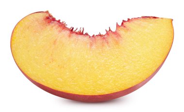 Şeftali kırpma yolu. Şeftali dilimli şeftali meyvesi beyaz arka planda izole edilmiş. Üst Düzey Erişim