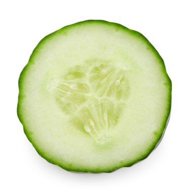 Salatalık dilimi izole edilmiş. Beyaz üzerine salatalık. Tam alan derinliği. kırpma yolu ile