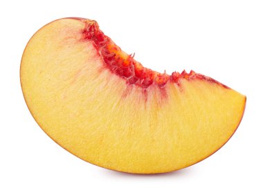 Şeftali kırpma yolu. Şeftali dilimli şeftali meyvesi beyaz arka planda izole edilmiş. Üst Düzey Erişim