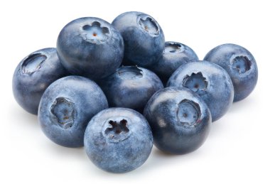 Yabanmersini Kırpma Yolu. Olgun böğürtlen beyaz arka planda kırpma yolu ile izole edilmiş. Yabanmersini makro stüdyo fotoğrafı.