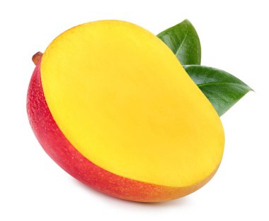Beyaz arka planda yaprakları olan taze mango yarısı. Mango makro stüdyo fotoğrafı kırpılıyor