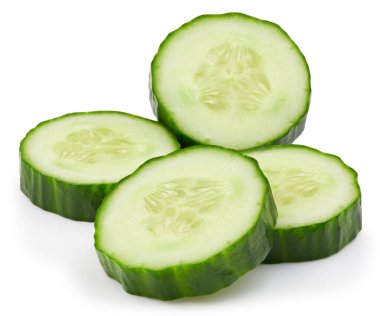 Beyaz arka planda izole edilmiş olgun salatalık sebzesi. Kırpma yolu ile salatalık kompozisyonu. Salatalık makro stüdyo fotoğrafı