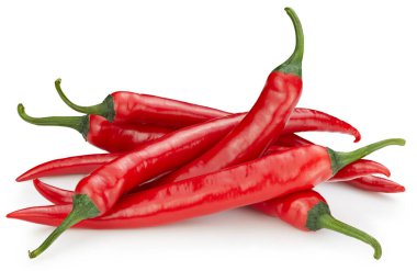 Beyaz arka planda izole edilmiş taze kırmızı biber. Kırmızı biberli makro stüdyo fotoğrafı kırpılıyor.