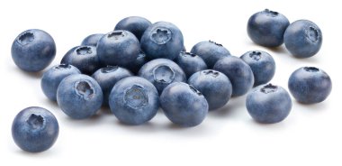 Beyaz arka planda izole edilmiş taze yaban mersini. Blueberry makro stüdyo fotoğrafı kırpılıyor.