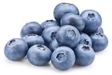 Beyaz arka planda izole edilmiş taze yaban mersini. Blueberry makro stüdyo fotoğrafı kırpılıyor.