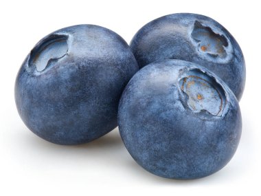 Beyaz arka planda izole edilmiş taze yaban mersini. Blueberry makro stüdyo fotoğrafı kırpılıyor.