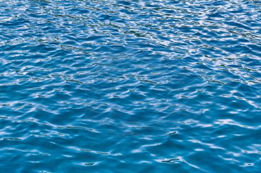 Güzel dalgalı serin mavi su. Adriyatik deniz arka planı