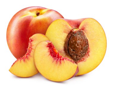 Şeftali. Beyaz arka planda dilimlenmiş şeftali meyvesi. Yol şeftalisi kırpılıyor