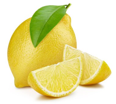 Beyaz arka planda yaprakları olan limon. Limon ve dilim makro stüdyo fotoğrafı. Limon kırpma yolu