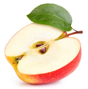 Kırmızı elma yarı meyve. Beyaz arka planda yaprakları olan kırmızı elma. Kırmızı elma kırpma yolu.