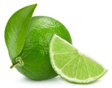 Beyaz arka planda limon izole edilmiş. Limonlu yarı makro stüdyo fotoğrafı. Yapraklı limon. kırpma yolu ile