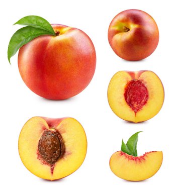 Şeftali beyazda izole edilmiş. Taze şeftali ve yarım. Beyaz arka planda izole edilmiş. Şeftali Kırpma Yolu