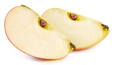 Beyaz arka planda izole edilmiş taze kırmızı elma dilimleri. Olgun doğal kırmızı elma kırpma yolu.