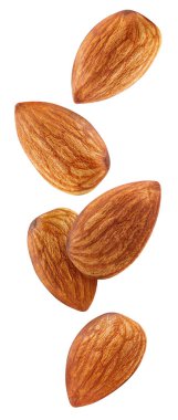 Uçan badem dilimi. Badem dolu makro fındık, beyaz izole edilmiş sağlıklı besin maddesi. Uçan badem kesme yolu.