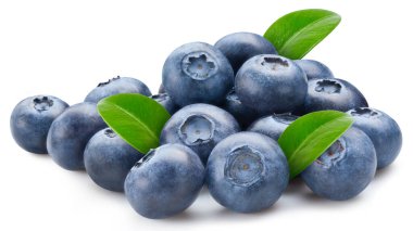 Beyaz arka planda yaban mersini izole edilmiş. Olgun taze yaban mersini kırpma yolu. Yapraklı yabanmersini.