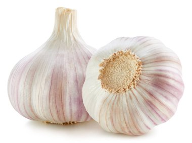 Kesme yolu olan sarımsak. Beyaza izole edilmiş taze sarımsak. Tam alan derinliği