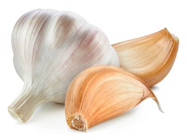 Kesme yolu olan sarımsak. Beyaza izole edilmiş taze sarımsak. Tam alan derinliği