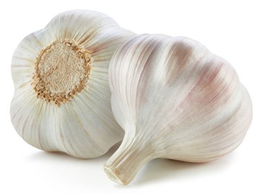 Kesme yolu olan sarımsak. Beyaza izole edilmiş taze sarımsak. Tam alan derinliği