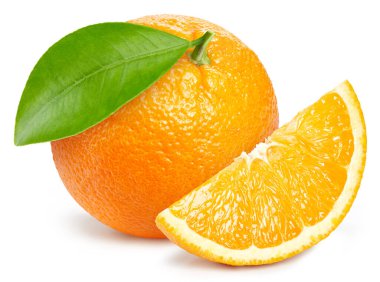 İzole turuncu. İzole edilmiş yaprakları olan taze organik portakal. Turuncu makro stüdyo fotoğrafı. Üst Düzey Erişim