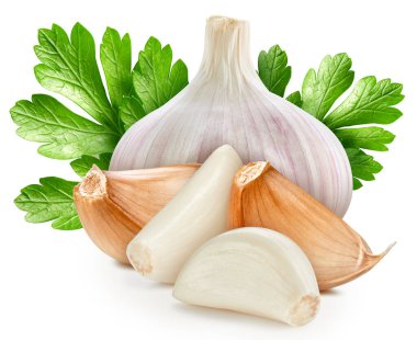 Yapraklı sarımsaklı sebze. Beyaz üzerine sarımsak soğanı. Sarımsak toplama yolu.